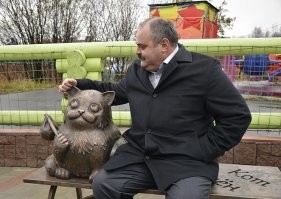 Ракурс не тот. А вообще весь Мурманск знает, что этот кошак очень похож на тогдашнего мэра Алексея Веллера.