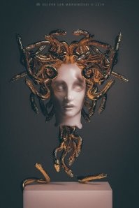 Она- горгона Медуза.
Медуза Горгона – это мифическое существо, которое предстаёт в образе чудовища в женском обличии с клубком извивающихся змей на голове. Медуза – женское имя, которое в переводе с греческого означает «защитница, повелительница», а Горгона – это разновидность чудовищ, одной из которых и была она.