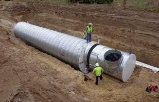 Эти бункера делает Atlas Survival Shelters, и они довольно много их делают по всей Америке, это еще самые простые и недорогие, но с отделкой, вентиляцией, запасным выходом. Как то была рекомендация на ютюбе и посмотрел как же много они их производят и устанавливают людям на задних дворах или вообще на пустырях спрятанных в зернохранилищах и т.д, и ведущий и видимо там главный, он иногда ездит к своим клиентам спустя год - два после установки и смотрит оборудование и вообще показывает как там люди обжили бункера, ну кому интересно можете посмотреть)