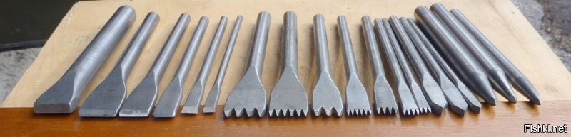 Искусственный мрамор это не жидкость. Он состоит из настоящей каменной крошки и полимерной смолы. Эта смесь густая как творог, если сделать её слишком жидкой она расслоится. Из искусственного мрамора можно на вибростоле отлить перила, балясны какие нибудь капители с базами. А точную деталь не отливают , а набивают. И тут встаёт проблема с формой, виксинтовая слишком мягкая, гипсовые потом не разобрать. Есть ещё плотный силикон с наполнителем, он подходит. Но всё равно нужна модель, её придётся натурально делать....

А теперь посмотрим на бюст. Он сделан в 17 веке, никаких вибростолов, полимерных смол, силиконов. 
Это всё резали скарпелями, стеками, спицами. Но к слову свежий, только с карьера мрамор довольно мягкий и хорошо обрабатывается, потом через несколько месяцев материал на воздухе твердеет.