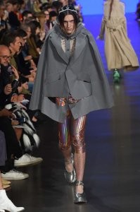 <<< я удивляюсь, неужели такие вещи кто-то носил в те времена >>>

Это т.н. "высокая мода", где не предполагается ношение этих вещей, модельеры от бога выйобываются друг перед другом в создании наиболее е.банутых моделей.

Но советские модельеры -  дети бледные по сравнению с нынешними "творцами".