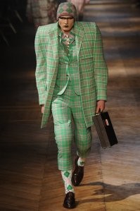 <<< я удивляюсь, неужели такие вещи кто-то носил в те времена >>>

Это т.н. "высокая мода", где не предполагается ношение этих вещей, модельеры от бога выйобываются друг перед другом в создании наиболее е.банутых моделей.

Но советские модельеры -  дети бледные по сравнению с нынешними "творцами".