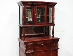 В деревне в дедушкином доме типа такого стоит, на веранде, стекла типа витраж, но не на свинце, как в церквах а железо, он, интересно, какого года? Неплохо сохранился 
У двоюродного в той же деревне есть буфет, похожий, но немного другой, попроще. Икее, думаю, далеко до них было тогда, да и сейчас...