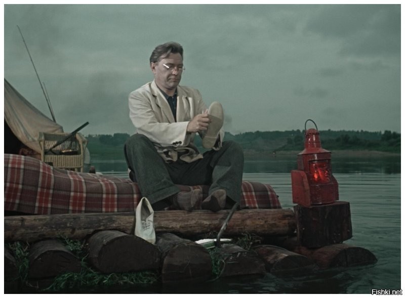 В парусиновых туфлях на свадьбу прийти - это нормально, но в брезентовых штанах?! Это рабочая одежда докеров.