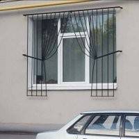 Здесь-то как раз все понятно! Четко соблюден баланс между требованиями полиции и пожарной службы. Когда полиция требует чтобы окна были оборудованы решетками, а пожарные запрещают решетки на окнах. Тут все четко и вашим и нашим! ))