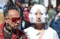 Запудрить морду в белый - и было бы круто.