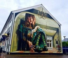 Увы. Классное графити - редкость, как и классные: певцы, поэты, политики, автомобили, жены....

Давно прошли те времена, когда граффити считались вандализмом. Теперь уличное искусство (красивое уличное искусство)   это эстетика, социальное или политическое заявление и облик многих современных городов....