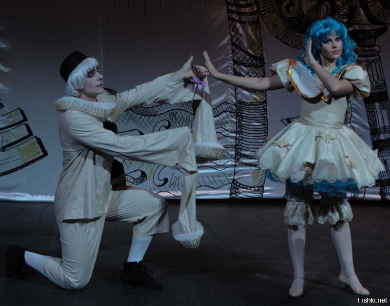 А Пьеро почему гей? Он же по Мальвине вздыхал...