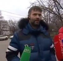 он рассказывает про вред от 5G, а что у него в ухе вставлено?