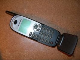 Мой первый был Mотор M3188 А вот второй, мой самый любимый Ericsson t28s. До сих пор с теплотой вспоминаю ни с чем не сравнимую изумрудную подсветку.))) Да и после мотора был маленьким и удобным.