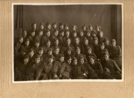 то выпуск Новосибирской школы радисток 1941 года. Ни одна выпускница не вернулась с фронта. И ради чего? Чтобы альтернативно одаренные, такие как автор поста и проплюсовавшие ему, писали всякое дерьмо про них. Ну вот посмотрите фото. Ведь наверняка у них и семей еще не сложилось, и детишек не родилось. И вот ради чего это?