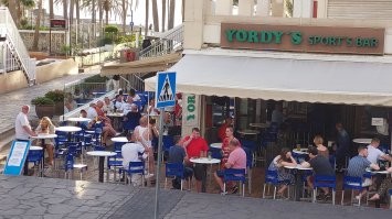 Мы пол карантин именно через Англию в РФ летали. Тогда билеты какие то копеечные были. В Австрию да-да сейчас лучше не лезть. У меня дочка с внуком изначально во Францию поехали. Ребенок там в какой то лагерь ходил, чтоб языковой общение на французском. Потом махнули в Австрию и когда они стали вводить всякую хрень -уехали в Испанию. Потом дочке не понравилось, что в Испанский школах дети и по сей день учатся в масках- недолго думая махнула в Москву. И теперь внук в Московской школе. Вот так и путешествуем. 
А я уже никуда не хочу. Сижу на Канарах и греюсь на солнышке. У нас сейчас  сезон туристов из Англии. Солнце воздух и вода наши верные друзья