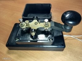 "Они сутками изучали немецкий язык и ключи радиопередатчиков."
Ключ от передатчика