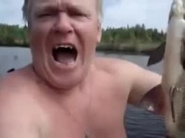 Быть может, - есть такая стратегия - прославляться и зарабатывать славу на всю страну дичайше тупорылыми видео - типо - ЯЯЯЯЗЬЬ!!!

Того даже на какую-то программу на ОРТ даже приглашали - настолько вирусное видео было)