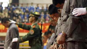 Автор поста сказочник. Я конечно понимаю многие люди внешне китайца от корейца отличить не могут, но военная форма  у них разная , хангыль(фонематическое письмо корейского языка) с китайскими иероглифами то же спутать очень сложно. На этом фото китайцы.