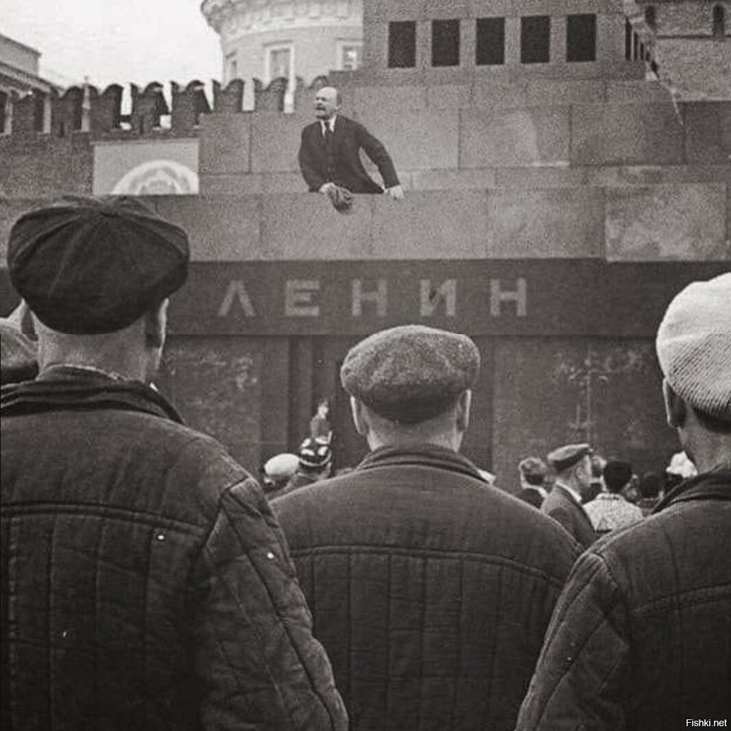 Ленин выступает на мавзолее