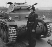 Дойчи до прихода к власти нацистов были вынуждены использовать эрзац. Ходовые макеты танков широко использовались на маневрах Рейхсвера и Вермахта в конце 1920-х и начале 1930-х годов. 

Макет танка в разобранном виде. 



Макет танка в собранном виде. 



Да и Pz.Kpfw.I был далеко не гигантом.

Легкие танки Pz.I Ausf.A во время одного из парадов, часто проводившихся в Германии в 1930-е годы.