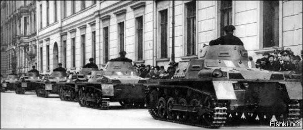 Дойчи до прихода к власти нацистов были вынуждены использовать эрзац. Ходовые макеты танков широко использовались на маневрах Рейхсвера и Вермахта в конце 1920-х и начале 1930-х годов. 

Макет танка в разобранном виде. 



Макет танка в собранном виде. 



Да и Pz.Kpfw.I был далеко не гигантом.

Легкие танки Pz.I Ausf.A во время одного из парадов, часто проводившихся в Германии в 1930-е годы.