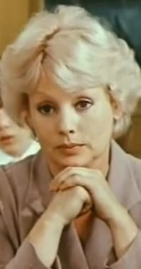 Ирина Муравьёва в роли Сюзанны в фильме "Чисто английское убийство" и Алла Будницкая, которая её озвучивала.