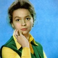 Наталья Данилова в роли Вари Синичкиной ("Место встречи изменить нельзя") и актриса НАаалья Рычагова, которая её озвучивала.