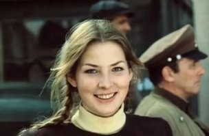 Наталья Данилова в роли Вари Синичкиной ("Место встречи изменить нельзя") и актриса НАаалья Рычагова, которая её озвучивала.