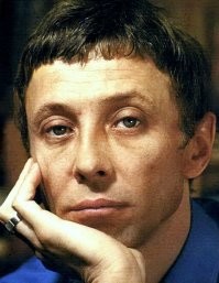 За Виктора Евграфова (1948-2021, чуть больше месяца назад) роль Мориарти озвучил великий Олег Даль (1941-1981)