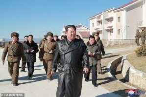 Почти уверен, что на Первом Фото двойник Кима - выглядит и старше, и стройнее, чем "оригинал":