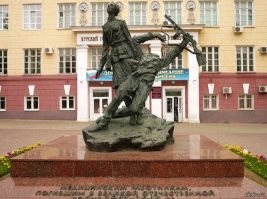 А это Курске перед медицинским университетом памятник.