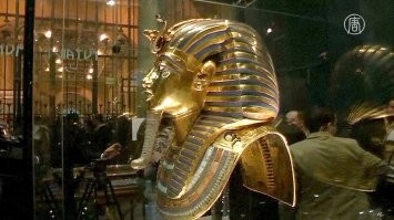 "Даже те, кто бывал в Каирском музее, видели маску Тутанхамона только с лица, потому что фараон представлен там в лежачем положении, и ее задняя часть, соответственно, скрыта."
Неверно. Маска хранится в стоячем положении в стеклянном шкафу.
Автор перепутал ее с Золотым гробом, который действительно демонстрируется в лежачем положении.
Но указанные иероглифы - именно на маске.