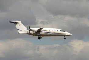 иногда ставят). как и сзади на самолёте