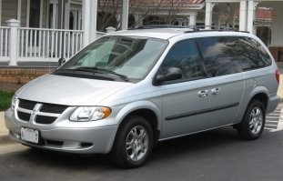 странно, что раньше не замечали. На фото Dodge Caravan и Chrysler Voyager. Найдите 10 отличий (по факту отличались комплектациями)