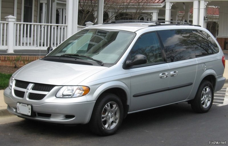 странно, что раньше не замечали. На фото Dodge Caravan и Chrysler Voyager. Найдите 10 отличий (по факту отличались комплектациями)