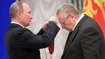 Вернулась эпоха побрякушек, которые обесценили награды за настоящий подвиг.