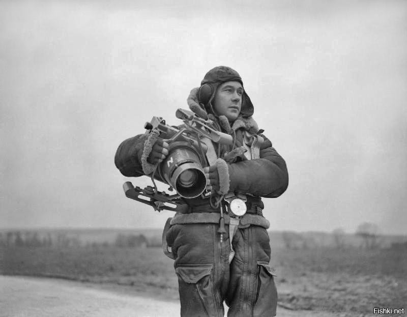 Камера К-24 создана на базе английской камеры F-24, созданной в конце 1920-х годов.
На фото две вертикальных камеры F-24 с 14-дюймовыми объективами, одна наклонная камера F-24 с 14-дюймовым объективом и две вертикальные камеры F-52 с 20-дюймовыми объективами, перед установкой в de Havilland DH.98 Mosquito.
Летчик, несущий ручную версию камеры F-24.