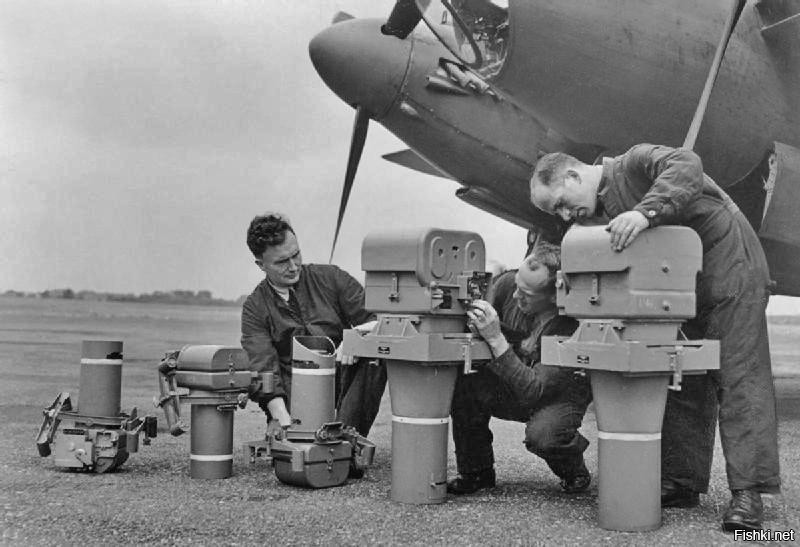 Камера К-24 создана на базе английской камеры F-24, созданной в конце 1920-х годов.
На фото две вертикальных камеры F-24 с 14-дюймовыми объективами, одна наклонная камера F-24 с 14-дюймовым объективом и две вертикальные камеры F-52 с 20-дюймовыми объективами, перед установкой в de Havilland DH.98 Mosquito.
Летчик, несущий ручную версию камеры F-24.