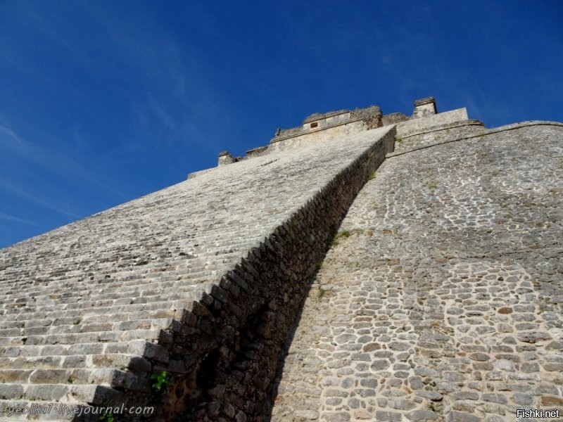 Mundo Maya. Мексика. Ушмаль.
Овальная пирамида Карлика-Волшебника
"...Карлик согласился остаться в Ушмале, но не в доме правителя. Он пообещал за одну ночь воздвигнуть себе дворец.
За одну лишь ночь напротив белого дома Старого правителя вырос прекрасный огромный дворец Нового правителя Ушмаля. Кстати, он стоит и поныне.
Так началось правление Карлика.
На следующее утро уже блистал великолепием своих дворцов и храмов великий Ушмаль, и поныне у всех вызывающий неизменное восхищение.
Над городом возвышался огромный дворец. Там поселился ставший правителем Карлик..."
Пирамида Карлика-Волшебника была построена в пять этапов - каждый новый уровень воздвигался поверх ранее существующих. Сначала на ее месте был выстроен одноэтажный храм, который спустя какое-то время перестал устраивать правителей города. Тогда внутренние помещения засыпали камнями и глиной и превратили его в основание для следующего святилища. Так, с 6 по 9 век Пирамида  достигла высоты 38 метров.
Раньше Пирамида Мага была оштукатурена и выкрашена в красный и розовый цвета и разрисована яркими декоративными узорами синего, желтого и черного цвета. За долгие века краски исчезли и сейчас пирамида имеет естественный песчаника, из которого выстроена.
