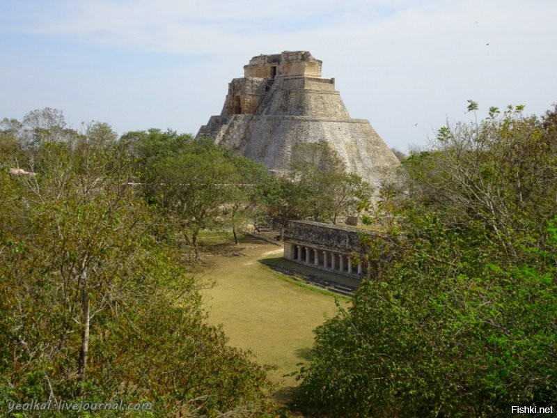 Mundo Maya. Мексика. Ушмаль.
Овальная пирамида Карлика-Волшебника
"...Карлик согласился остаться в Ушмале, но не в доме правителя. Он пообещал за одну ночь воздвигнуть себе дворец.
За одну лишь ночь напротив белого дома Старого правителя вырос прекрасный огромный дворец Нового правителя Ушмаля. Кстати, он стоит и поныне.
Так началось правление Карлика.
На следующее утро уже блистал великолепием своих дворцов и храмов великий Ушмаль, и поныне у всех вызывающий неизменное восхищение.
Над городом возвышался огромный дворец. Там поселился ставший правителем Карлик..."
Пирамида Карлика-Волшебника была построена в пять этапов - каждый новый уровень воздвигался поверх ранее существующих. Сначала на ее месте был выстроен одноэтажный храм, который спустя какое-то время перестал устраивать правителей города. Тогда внутренние помещения засыпали камнями и глиной и превратили его в основание для следующего святилища. Так, с 6 по 9 век Пирамида  достигла высоты 38 метров.
Раньше Пирамида Мага была оштукатурена и выкрашена в красный и розовый цвета и разрисована яркими декоративными узорами синего, желтого и черного цвета. За долгие века краски исчезли и сейчас пирамида имеет естественный песчаника, из которого выстроена.