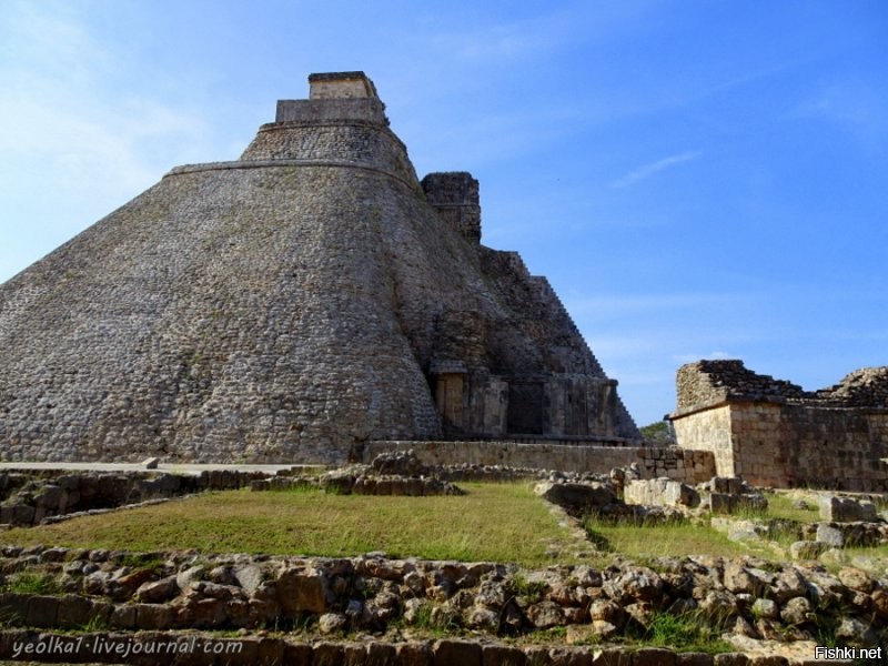 Mundo Maya. Мексика. Ушмаль.
Овальная пирамида Карлика-Волшебника
"...Карлик согласился остаться в Ушмале, но не в доме правителя. Он пообещал за одну ночь воздвигнуть себе дворец.
За одну лишь ночь напротив белого дома Старого правителя вырос прекрасный огромный дворец Нового правителя Ушмаля. Кстати, он стоит и поныне.
Так началось правление Карлика.
На следующее утро уже блистал великолепием своих дворцов и храмов великий Ушмаль, и поныне у всех вызывающий неизменное восхищение.
Над городом возвышался огромный дворец. Там поселился ставший правителем Карлик..."
Пирамида Карлика-Волшебника была построена в пять этапов - каждый новый уровень воздвигался поверх ранее существующих. Сначала на ее месте был выстроен одноэтажный храм, который спустя какое-то время перестал устраивать правителей города. Тогда внутренние помещения засыпали камнями и глиной и превратили его в основание для следующего святилища. Так, с 6 по 9 век Пирамида  достигла высоты 38 метров.
Раньше Пирамида Мага была оштукатурена и выкрашена в красный и розовый цвета и разрисована яркими декоративными узорами синего, желтого и черного цвета. За долгие века краски исчезли и сейчас пирамида имеет естественный песчаника, из которого выстроена.