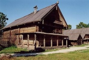 Ну фотки 18 - начала 19 века не показатель. Тогда фотография для крестьян было явление вселенского масштаба и одевали на себя всё самое лучше, собранное со всей семьи и соседей.

Что касается "обычной русской избы" начала 19 века, то деревом крыть крышу - это очень дорого было и не совсем практично. Крыли соломой в основном - и тепло держала и почти не промокала. Мелкие капли не в счёт - был ещё чердак с полом из досок, который и был потолком хаты. Обычные крестьяне летом ходили босиком, замой в валенках, которые были не у каждого в семье, у детей часто были одни на всех, надевали по очереди.

Семья одной из моих бабушек из тульских крестьян, бабушка родилась в 1907 году и мальцом я у неё много чего успел расспросить о быте их семьи в то время. Они свой дом, кстати, железом покрыли лет за 10 до войны, до этого крыша была соломенная. Село было не бедное...