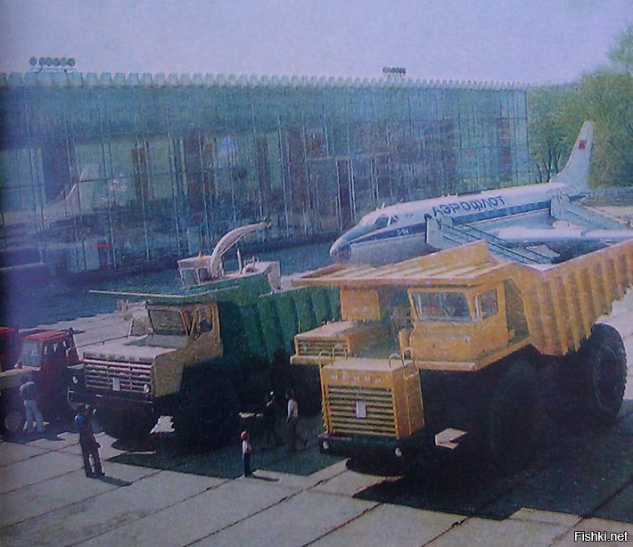 на ВДНХ едет.