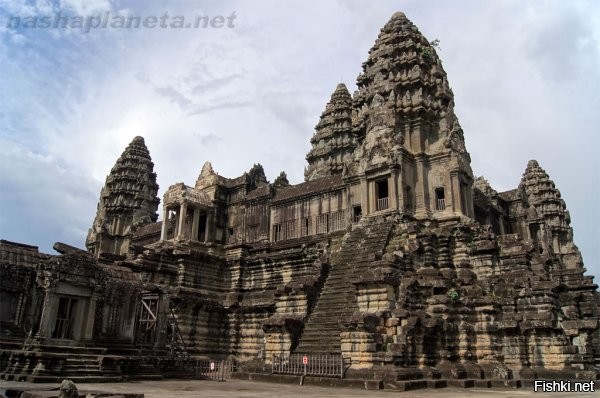 про Индию не знаю , а в Индокитае строили по простой технологии,деревянные леса, вокруг них из кирпича сырца (куски глины) строили храм, после сезона дождей поджигали оставшиеся внутри леса и все стоит до сих пор ..