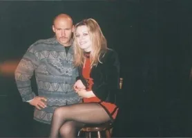 Какой-то юный фотошопер на стареньком Пентиуме вырезал картинку Салтыковой, но не смог контур сгладить и уровень яркости подправить.