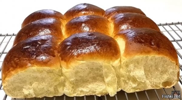 По мне самое клёвое - это холодное молоко со сдобными булочками, особенно когда их вот только привезли и они ещё тёплые.