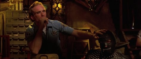 Российские стримеры ради донатов приковали мужчину к батарее и избивали его