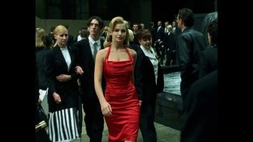 Не крутой персонаж, но...
Фиона Джонсон, сыграла красотку в красном, в фильме Матрица (1-я часть).
Этим эпизодом она навсегда вписала себя в летопись мирового кинематографа.