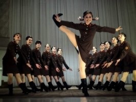 "Какие маленькие ботиночки.... Какое маленькое чёрное платье... И, черт возьми, какие огромные трусы!"