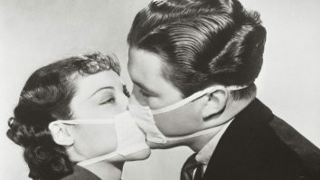 До создания уникальной и прогрессивной теории "Маски ни от чего не защищают, а только вредят" оставалось 83 года.