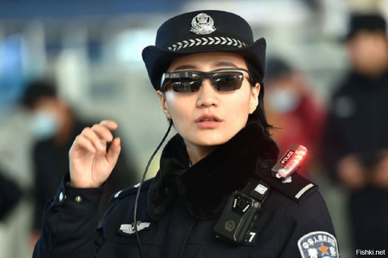Китайский Sky Net – одна из крупнейших систем распознавания лиц в мире, к ней подключены десятки миллионов камер по всей стране, которые передают максимум информации о перемещении людей, их роде деятельности и законопослушности. По внутренним оценкам, уровень точности колеблется от 60 до 70%.
А в феврале в Чжэнчжоу к Sky Net подключили смарт-очки для полицейских. Они работают медленно – на проверку человека по базе данных нужно от полутора до трех минут – зато с высокой точностью. За первые полторы недели пилотного проекта на многолюдном вокзале полицейским удалось задержать семерых человек, подозреваемых в преступлениях, и еще более двадцати, пользующихся фальшивыми документами.
В очках китайских полицейских установлена система распознавания лиц. Для работы ей нужно засечь более 70% лица