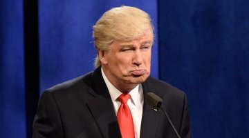 Ну, что, Алек, приуныл? Самому в жопе оказываться не так весело как других пародировать?  Вот тебе "карма" в действии.... не стоило на Донни выеживаться и пасквили свои в вечерних телешоу показывать....