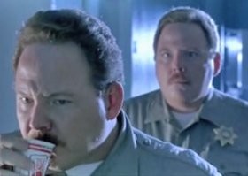 Они конечно не дублёры , как таковые , актёров в фильме , но тоже интересный ход во время съёмок Терминатора 2 . Сестра-близнец актрисы Линды Хэмилтон - Лесли ( к сожалению умерла 22 августа 2020 года ). «Настоящая» Сара Коннор с дробовиком наперевес – это не Линда (Линда держится за крюк на переднем плане). На заднем же плане - Лесли. А также охранники тоже близнецы . Братья Стэнтоны сыграли незадачливого охранника психиатрической лечебницы, и жидкого Терминатора, принявшего его облик. Одного брата зовут Дон (коп), другого – Дэн (Т-1000), и их не может различить даже родная мама.